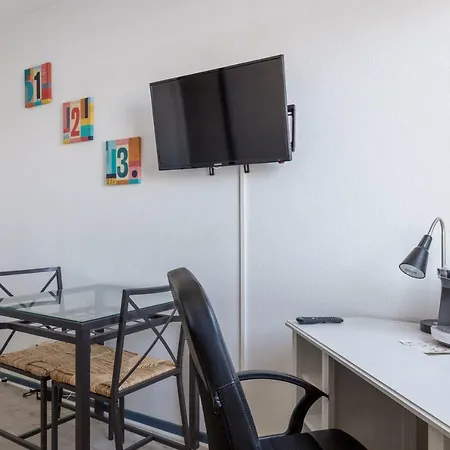 Very Functional Studio Monplaisir - Near Metro Appartement